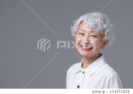 グレーヘアの女性　ポートレート 114351626