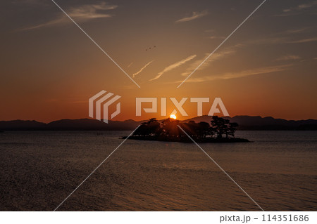 宍道湖の夕暮れ,嫁ヶ島の残照(島根県松江市) 宍道湖の夕暮れ,嫁ヶ島の残照(島根県松江市) 114351686