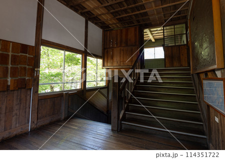 昭和の時代の木造校舎（群馬・旧花輪小学校） 114351722