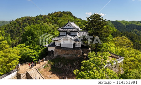 天空の山城【備中松山城】ドローン空撮_BTM_No08 114351991
