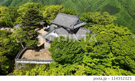 天空の山城【備中松山城】ドローン空撮_BTM_No26 天空の山城【備中松山城】ドローン空撮_BTM_No26 114352323