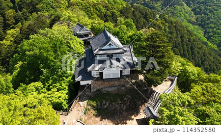天空の山城【備中松山城】ドローン空撮_BTM_No40 天空の山城【備中松山城】ドローン空撮_BTM_No40 114352580