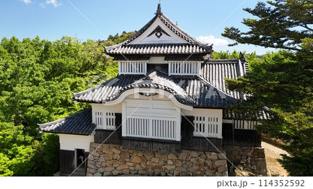 天空の山城【備中松山城】ドローン空撮_BTM_No46 天空の山城【備中松山城】ドローン空撮_BTM_No46 114352592