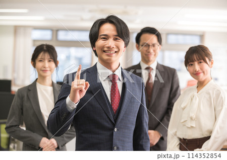 スーツ姿の男女 114352854