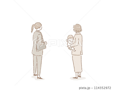 スーツを着た女性と、スーツを着て子供を抱く女性の後ろ姿 114352972