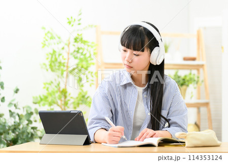 オンライン授業 高校生 女の子 ヘッドフォン オンライン授業 高校生 女の子 ヘッドフォン 114353124