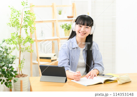 オンライン授業 高校生 女の子 ヘッドフォン オンライン授業 高校生 女の子 ヘッドフォン 114353148