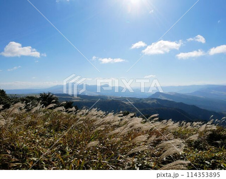 女岳から見える阿蘇山　（熊本県菊池市） 114353895