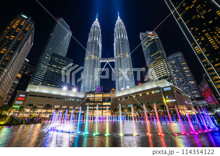 マレーシア　クアラルンプール　KLCC公園の噴水ショーとペトロナスツインタワー 114354122