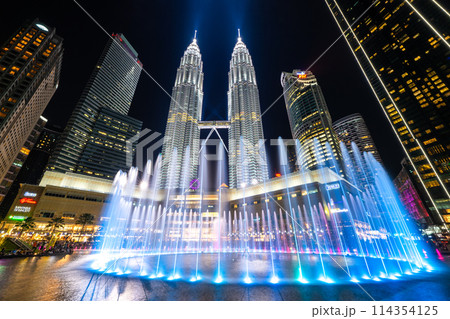 マレーシア クアラルンプール KLCC公園の噴水ショーとペトロナスツインタワー マレーシア クアラルンプール KLCC公園の噴水ショーとペトロナスツインタワー 114354125