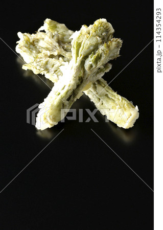 タラの芽の天ぷらを黒背景で撮影 タラの芽の天ぷらを黒背景で撮影 114354293