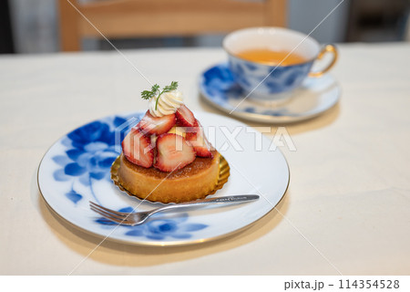 いちごタルトと紅茶　ティータイムの様子 114354528
