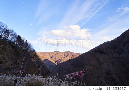 埼玉県秩父　豆焼橋と紅葉の雁坂峠 114355457