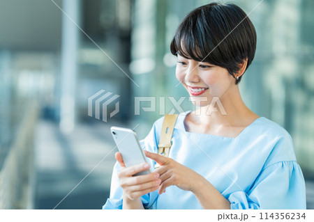 スマホを操作する若い女性。 114356234