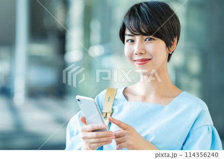スマホを操作する若い女性。 スマホを操作する若い女性。 114356240