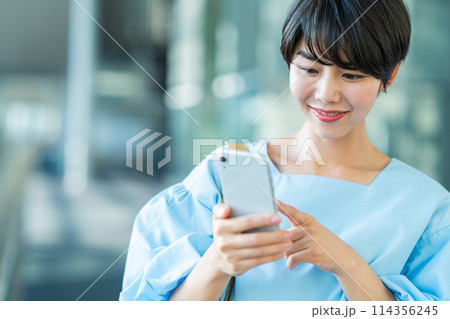 スマホを操作する若い女性。 スマホを操作する若い女性。 114356245