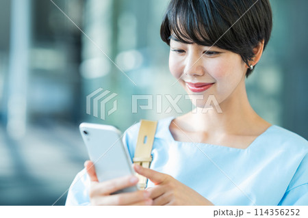 スマホを操作する若い女性。 スマホを操作する若い女性。 114356252