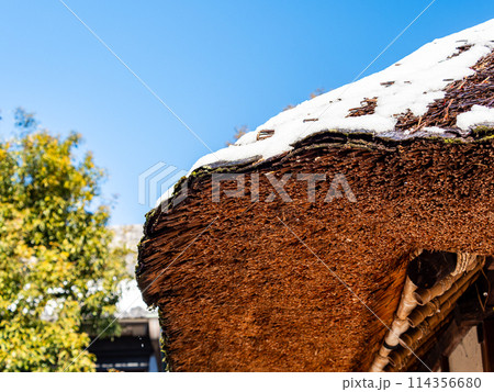 早春の景色 残雪と古民家のやぶき屋根 早春の景色 残雪と古民家のやぶき屋根 114356680
