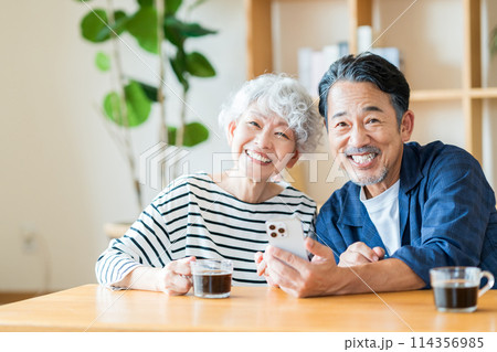 一緒にスマホを見ているシニア夫婦。 一緒にスマホを見ているシニア夫婦。 114356985