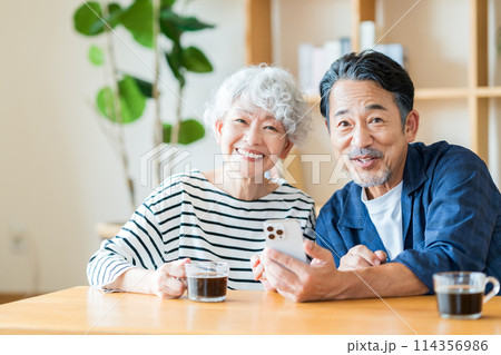 一緒にスマホを見ているシニア夫婦。 114356986
