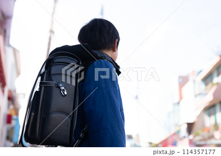 通学する小学生 114357177