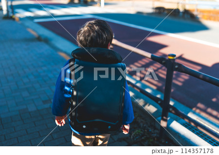 通学する小学生 114357178