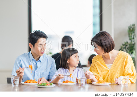 レストランで食事をする親子。 114357434
