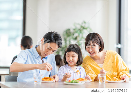 レストランで食事をする親子。 114357435
