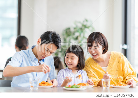 レストランで食事をする親子。 114357436