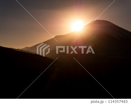早春の富士山に沈む美しくもダイナミックな夕陽の景色 早春の富士山に沈む美しくもダイナミックな夕陽の景色 114357483