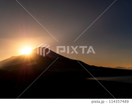早春の富士山に沈む美しくもダイナミックな夕陽の景色 早春の富士山に沈む美しくもダイナミックな夕陽の景色 114357489