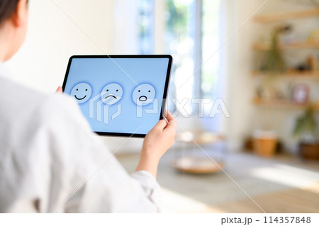 タブレットを操作する女性 114357848