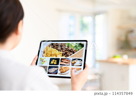 タブレットを操作する女性 114357849