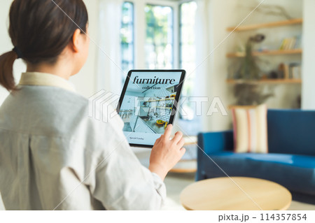 タブレットを操作する女性 タブレットを操作する女性 114357854
