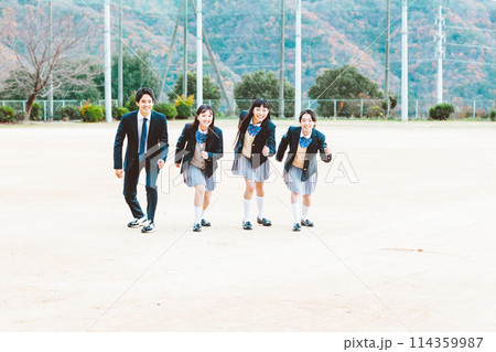 高校の校庭を走る高校生 高校の校庭を走る高校生 114359987