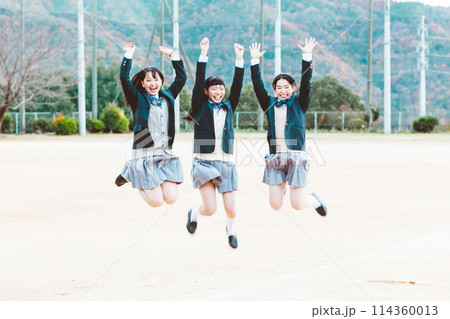 校庭でジャンプする女子高生 校庭でジャンプする女子高生 114360013