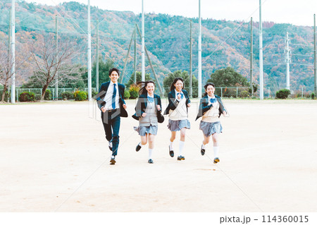 高校の校庭を走る高校生 114360015
