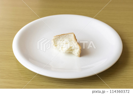 皿にのせた少しのパン。貧困のイメージ 皿にのせた少しのパン。貧困のイメージ 114360372