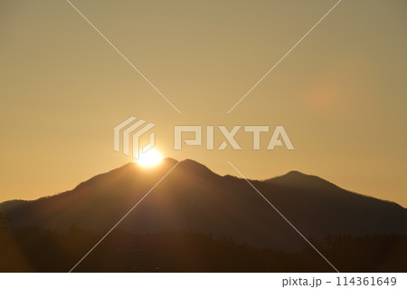 東の空を黄金色に染めて茅ヶ岳から昇る太陽 東の空を黄金色に染めて茅ヶ岳から昇る太陽 114361649