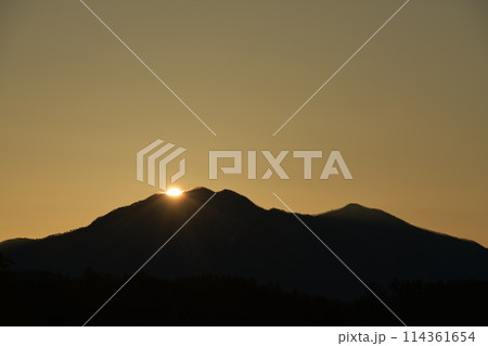東の空を黄金色に染めて茅ヶ岳から昇る太陽 東の空を黄金色に染めて茅ヶ岳から昇る太陽 114361654
