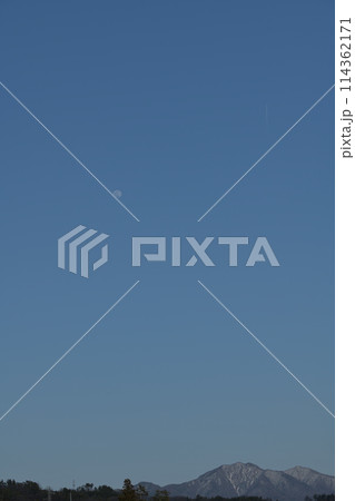 春の夕空、茅ヶ岳の上高く昇る月齢11.7の月 春の夕空、茅ヶ岳の上高く昇る月齢11.7の月 114362171