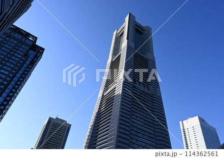 ランドマークタワーと青空 114362561