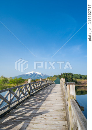 「青森県」快晴の青空と鶴の舞橋 日本一長い木造三連太鼓橋 「青森県」快晴の青空と鶴の舞橋 日本一長い木造三連太鼓橋 114362717