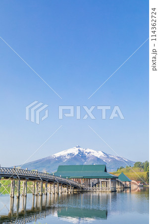 「青森県」快晴の青空と鶴の舞橋　日本一長い木造三連太鼓橋 114362724
