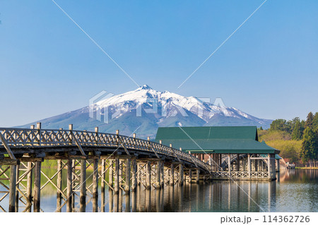 「青森県」快晴の青空と鶴の舞橋 日本一長い木造三連太鼓橋 「青森県」快晴の青空と鶴の舞橋 日本一長い木造三連太鼓橋 114362726