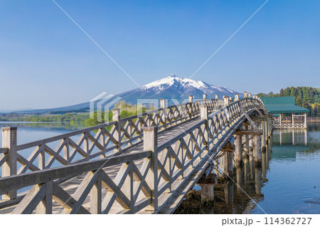 「青森県」快晴の青空と鶴の舞橋　日本一長い木造三連太鼓橋 114362727