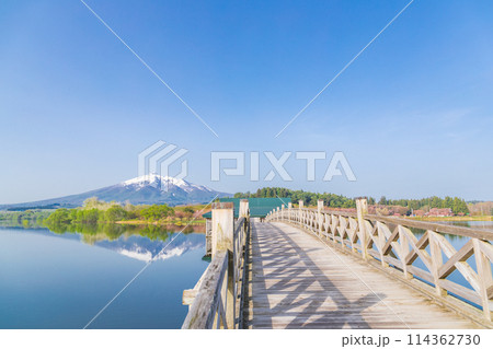 「青森県」快晴の青空と鶴の舞橋 日本一長い木造三連太鼓橋 「青森県」快晴の青空と鶴の舞橋 日本一長い木造三連太鼓橋 114362730