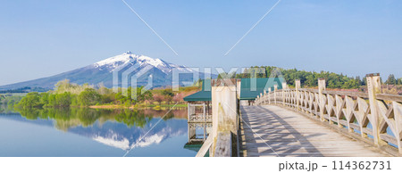 「青森県」快晴の青空と鶴の舞橋 日本一長い木造三連太鼓橋 「青森県」快晴の青空と鶴の舞橋 日本一長い木造三連太鼓橋 114362731