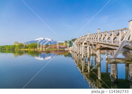 「青森県」快晴の青空と鶴の舞橋　日本一長い木造三連太鼓橋 114362733