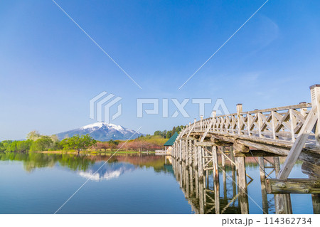「青森県」快晴の青空と鶴の舞橋 日本一長い木造三連太鼓橋 「青森県」快晴の青空と鶴の舞橋 日本一長い木造三連太鼓橋 114362734